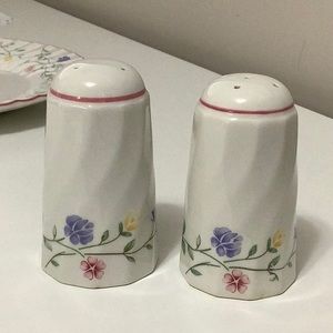 Johnson Bros salt and pepper set.